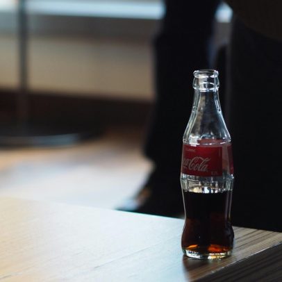 Coca-Cola pode adotar açúcar da cana com proposta de Trump e apoio do Brasil
