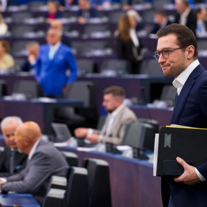 Polícia francesa realiza operação na sede do partido de extrema direita de Le Pen