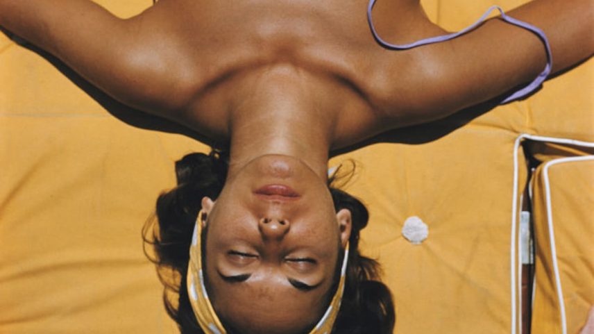 Bianca Volpato tomando sol em Capri. (Foto: Slim Aarons/Getty Images)