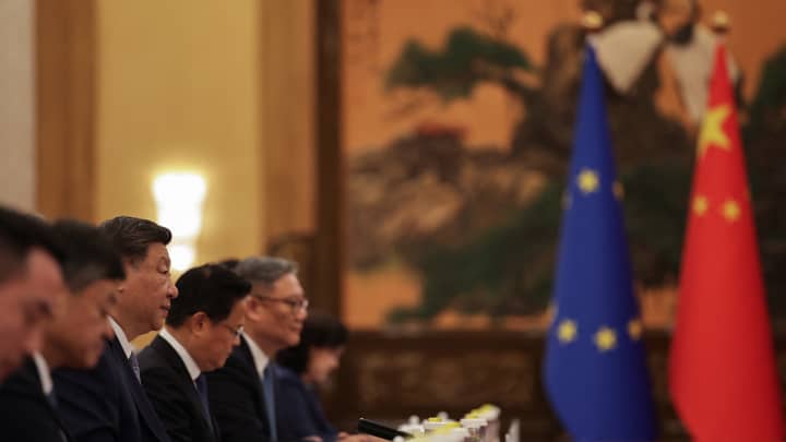 O presidente chinês Xi Jinping (3º à esquerda) fala com a presidente da Comissão Europeia Ursula von der Leyen, o presidente do Conselho Europeu Antonio Costa e a alta representante da Política Externa e de Segurança e vice-presidente da Comissão Europeia Kaja Kallas, durante as observações de abertura da 25ª Cúpula União Europeia - China no Grande Salão do Povo em Pequim em 24 de julho de 2025. (Foto: Andres Martinez Casares | Afp | Getty Images)