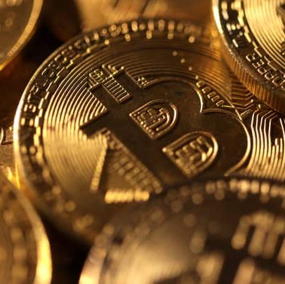 Bitcoin despenca para menos de R$ 117 mil após bloqueio de propostas de Trump
