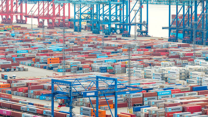 Containers são manuseados no porto de mar aberto em Bremerhaven, Bremen, em 18 de julho de 2025. (Foto: Picture Alliance | Getty Images)