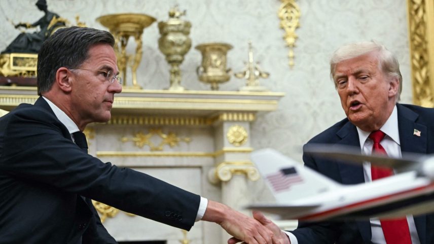 O secretário-geral da Otan, Mark Rutte, é recebido pelo presidente dos EUA, Donald Trump, nesta segunda-feira (Foto: Andrew Caballero-Reynolds/AFP)