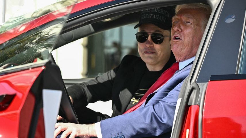 Elon Musk e Donald Trump dentro de um Tesla, na Casa Branca (Foto: Mandel Ngan/AFP)
