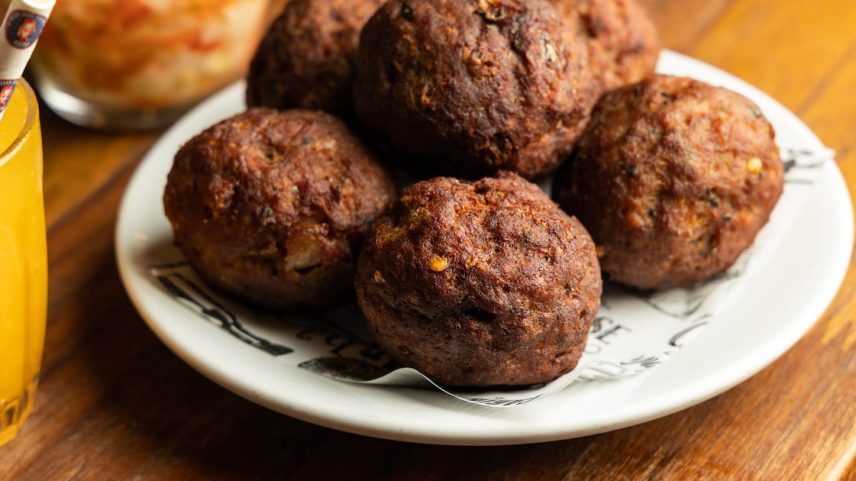 O bolinho de carne do Bar do Luiz Fernandes é o clássico da casa, escolhido melhor petisco pelo Prêmio Paladar (Foto: LEO MARTINS)