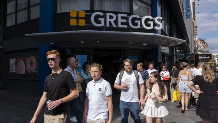 Turistas e visitantes locais no West End em Leicester Square, em frente à padaria Greggs, conhecida como Mega Greggs, em 28 de julho de 2024, em Londres, Reino Unido. (Foto: Mike Kemp | In Pictures | Getty Images)