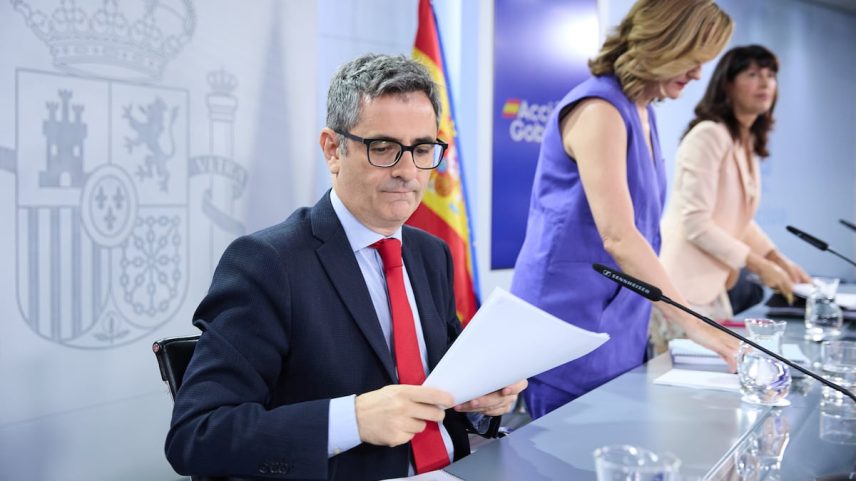 O ministro da Presidência, Félix Bolaños, a ministra da Educação, Pilar Alegría, e a ministra da Igualdade, Ana Redondo, durante a coletiva de imprensa após o Conselho de Ministros desta terça-feira. (Foto: Jesús Hellín (Europa Press))
