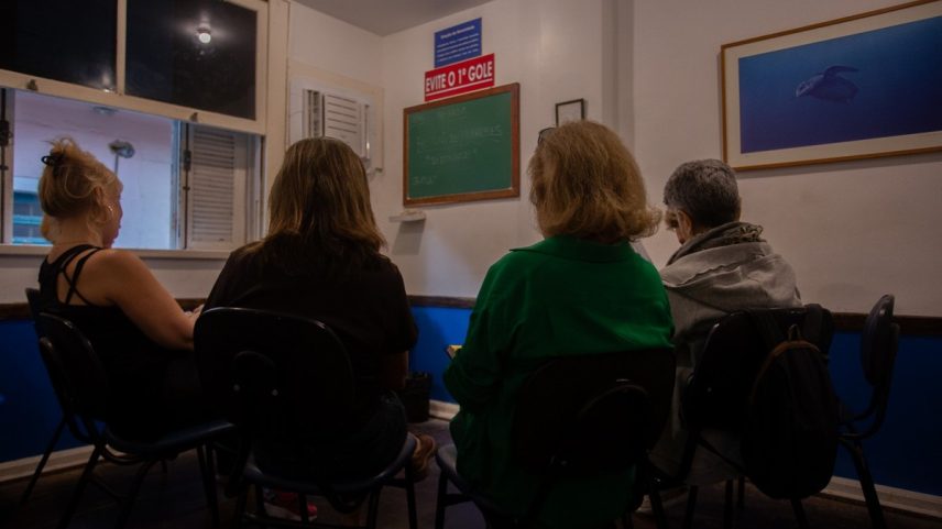 Reunião do Alcoólicos Anônimos apenas para mulheres na Zona Sul do Rio (Foto: Julia Aguiar/Agência O Globo)