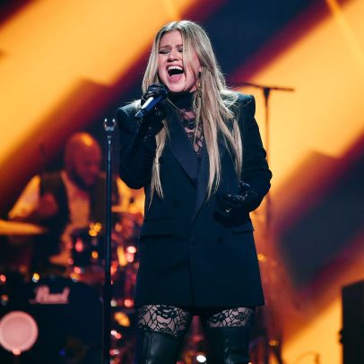 Kelly Clarkson adia residência em Las Vegas e expressa grande tristeza