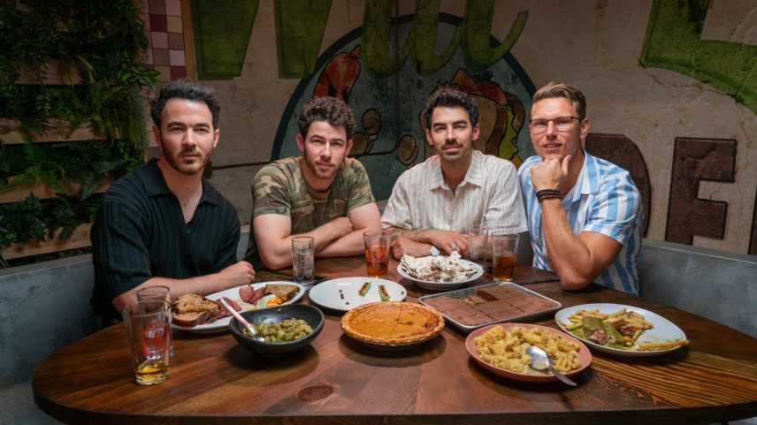 Os Jonas Brothers falaram sobre a "culpa" que ainda sentem em relação à separação da banda em 2013. Assista ao clipe exclusivo do podcast. (Foto: Reprodução)