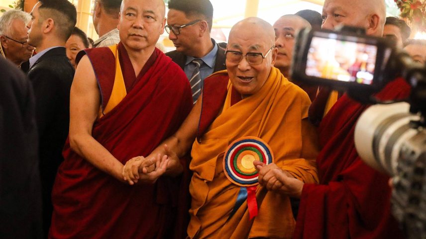 O líder espiritual tibetano dalai-lama chega para uma cerimônia de oferenda de orações por sua longevidade, no Templo Tibetano Principal em McLeod Ganj, próximo a Dharamsala (Foto: Sanjay Baid/AFP)