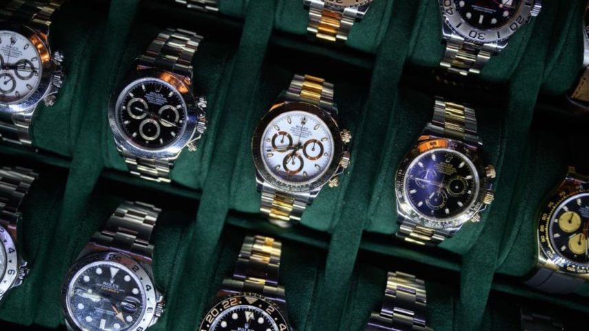 Modelos da Rolex expostos em loja em Londres: preços no mercado secundário estão abaixo de pico em anos passados (Foto: Leon Neal/Getty Images)