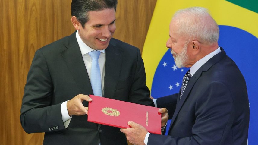 O presidente da Câmara, Hugo Motta, sorri com Lula (Foto: Fabio Rodrigues-Pozzebom/ Agência Brasil)