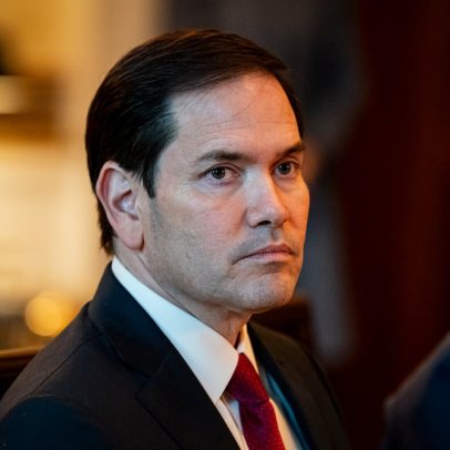 Trump negocia troca de presos com Venezuela por migrantes deportados a El Salvador