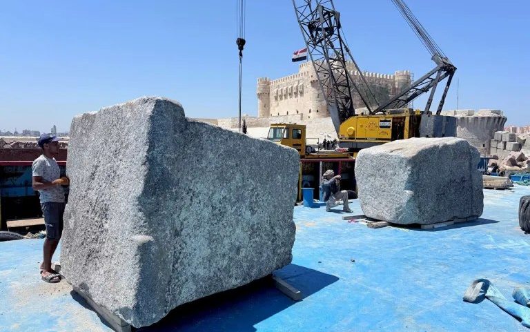 Dois dos 22 grandes blocos de pedra do Farol de Alexandria. (Foto: GEDEON Programmes / CEAlex)
