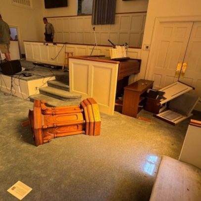 Cristãos se unem em oração por criminoso que vandalizou igreja nos EUA