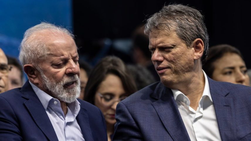 O presidente Luiz Inácio Lula da Silva (PT) e o governador de São Paulo Tarcísio de Freitas em solenidade em Santos (Foto: Taba Benedicto/ Estadão)