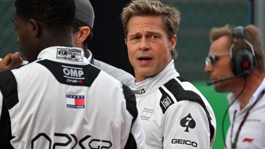 Brad Pitt, estrelando como piloto em um filme inspirado na F1, é visto antes do Grande Prêmio da Grã-Bretanha de Fórmula 1 no circuito de automobilismo de Silverstone (Foto: Andrej Isakovic/AFP)