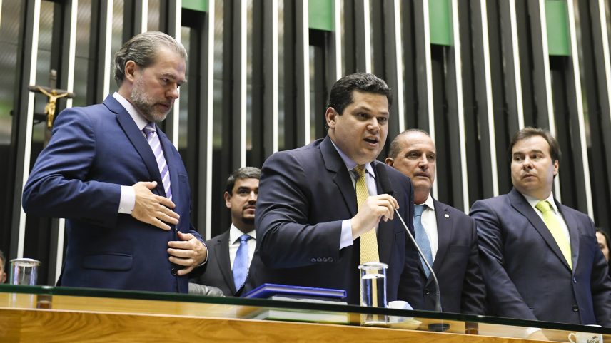 Plenário da Câmara dos Deputados durante sessão solene do Congresso Nacional. Na foto, o presidente do STF, Dias Toffoli, o presidente do Senado Federal, Davi Alcolumbre (DEM-AP), o ministro-chefe da Casa Civil, Onyx Lorenzoni, e o presidente da Câmara dos Deputados, Rodrigo Maia (DEM-RJ) (Foto: Roque de Sá/Agência Senado)