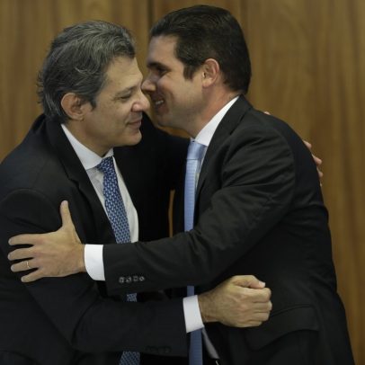 Congresso analisa PEC que impede queda do dólar e alta da Bolsa de Valores