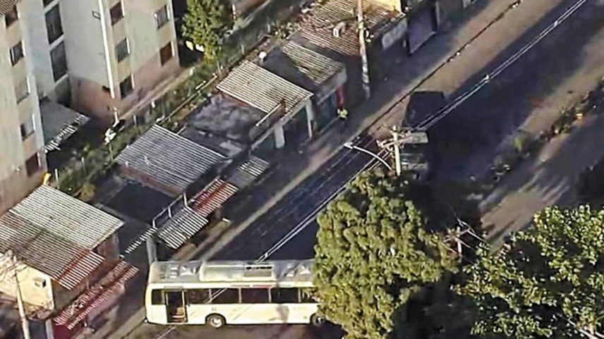 Bandidos sequestraram ônibus e deixaram no meio da rua para dificultar o trabalho da polícia em Costa Barros (Foto: Reprodução/TV Globo)