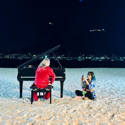 Angela Ro Ro apresenta cena inédita tocando piano de João Donato na Praia de Botafogo