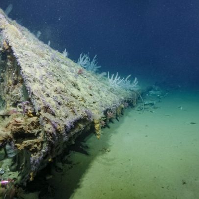 Navio da Marinha dos EUA que foi torpedeado é encontrado com proa submersa