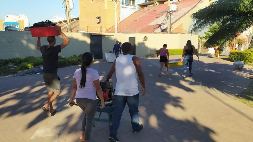 Marisqueiros precisam transportar a pé, por centenas de metros, gelo, equipamentos e produção (Foto: Felipe Gelani)