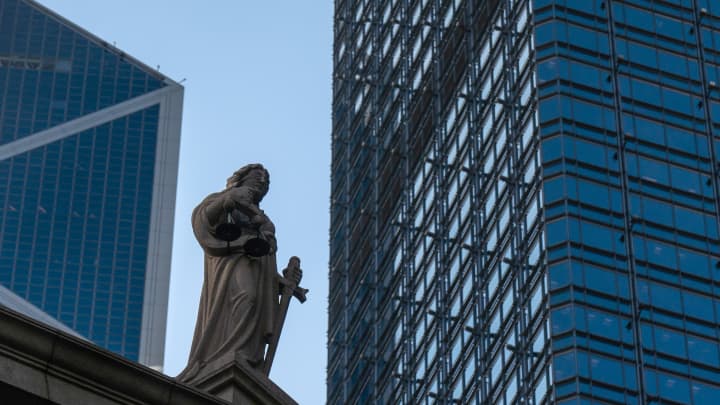 O índice Dow Jones Industrial Average é exibido após o fechamento das negociações no pregão da Bolsa de Valores de Nova York, na cidade de Nova York, EUA, em 4 de abril de 2025. (Foto: Brendan McDermid | Reuters)