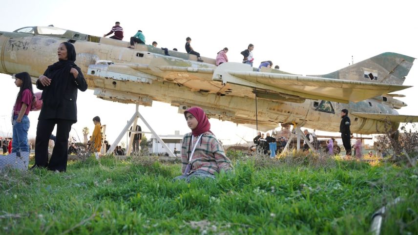 Crianças brincam ao redor do Monumento aos Mártires, entre aviões de guerra e veículos militares do regime baasista em Halabja, Iraque, em 16 de março de 2025. (Foto: Anadolu via Getty Images)