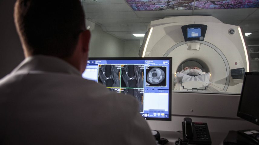 Paciente em exame de ressonância magnética em hospital em São Paulo (Foto: Jardiel Carvalho/Folhapress)