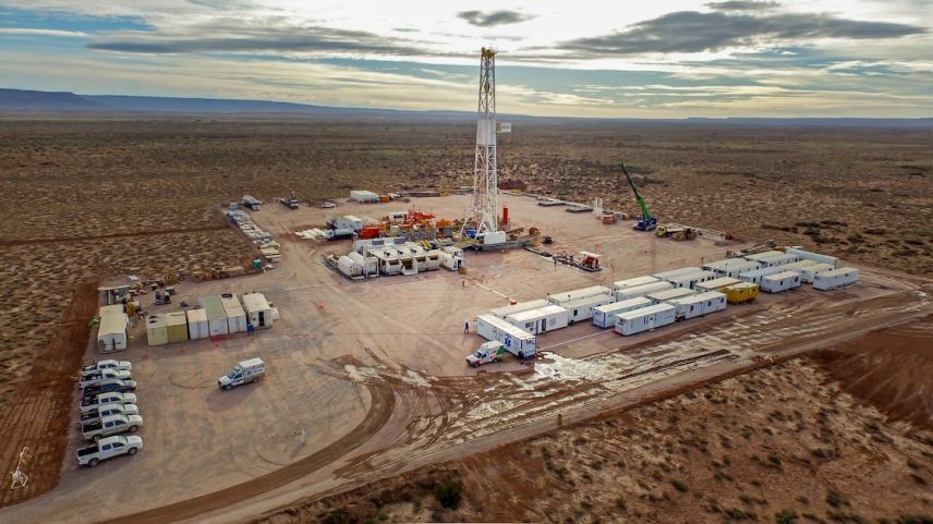 Extração de petróleo na Vaca Muerta, em dezembro de 2016 (Foto: SobrevolandPatagonia/Adobe Stock)