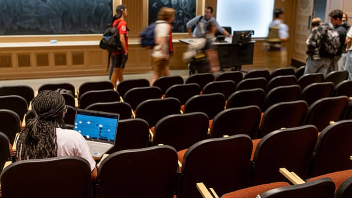 Um estudante está sentado em um auditório enquanto a aula está sendo encerrada na Universidade do Texas em Austin em 22 de fevereiro de 2024, em Austin, Texas. (Foto: Brandon Bell | Getty Images)