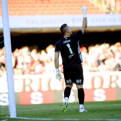 Goleiro do Fluminense defende pênalti após 243 jogos sem conseguir