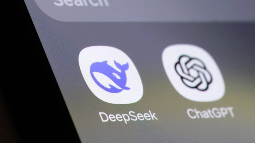 Ícones dos aplicativos do DeepSeek e ChatGPT na tela de um telefone celular (Foto: Dado Ruvic - 27.jan.25/Reuters)