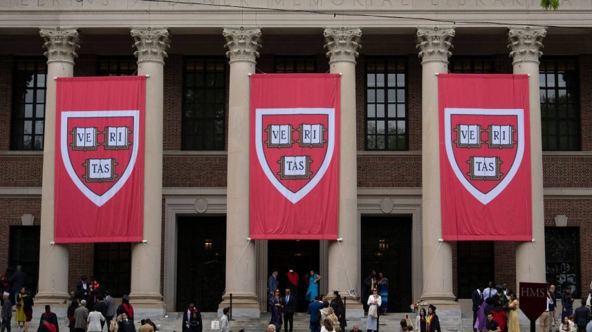Banners de Harvard em frente à Biblioteca Widener durante a 374ª cerimônia de formatura da universidade (Foto: Rick Friedman - 30.jun.25/AFP)