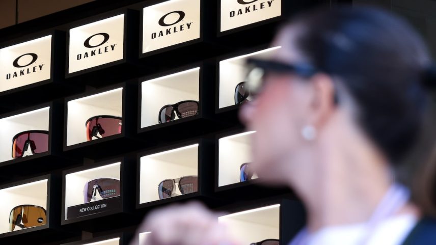 Após investimento na EssilorLuxottica e sucesso com Ray-Ban, big tech aposta em equipamento de estilo esportivo por US$ 399 (Foto: Alessia Pierdomenico/Bloomberg)