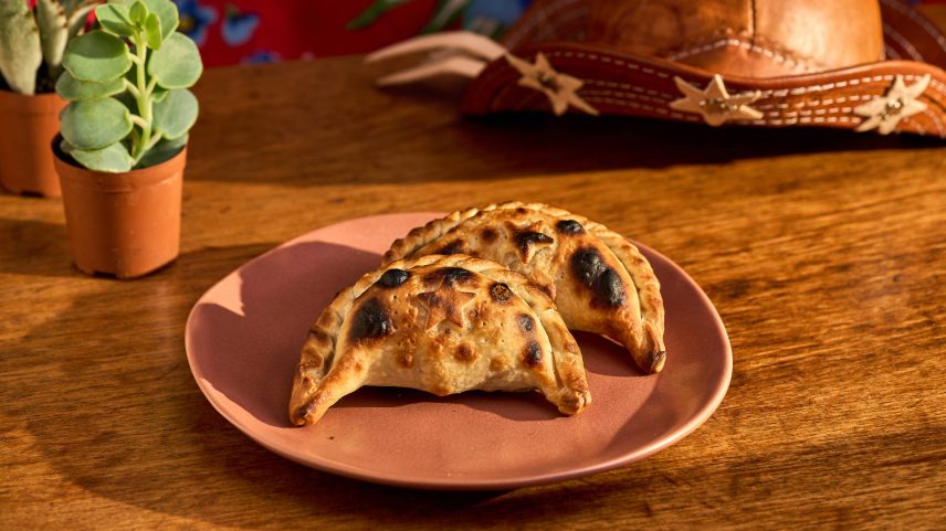 Empanada sertaneja, de carne-de-sol com nata, parceria da La Guapa e Mocotó (Foto: Dersú Szuparits/Divulgação)