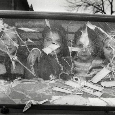 Gervasio Sánchez revela 40 anos de conflitos em fotos impactantes e reflexivas