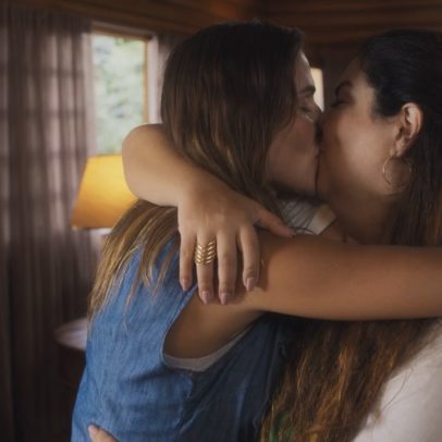 'Rensga hits!' traz romance entre personagens de Deborah Secco e Fabiana Karla