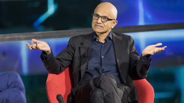 Satya Nadella, CEO da Microsoft, fala no prédio da Axel Springer em Berlim no dia 17 de outubro de 2023. Ele recebeu o prêmio anual Axel Springer. (Foto: Ben Kriemann | Getty Images)