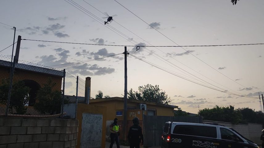 Despliegue policial realizado el pasado mes de junio en la Sierra de San Cristóbal (El Puerto de Santa María, Cádiz) para registrar la casa del principal investigado. (Foto: El País)