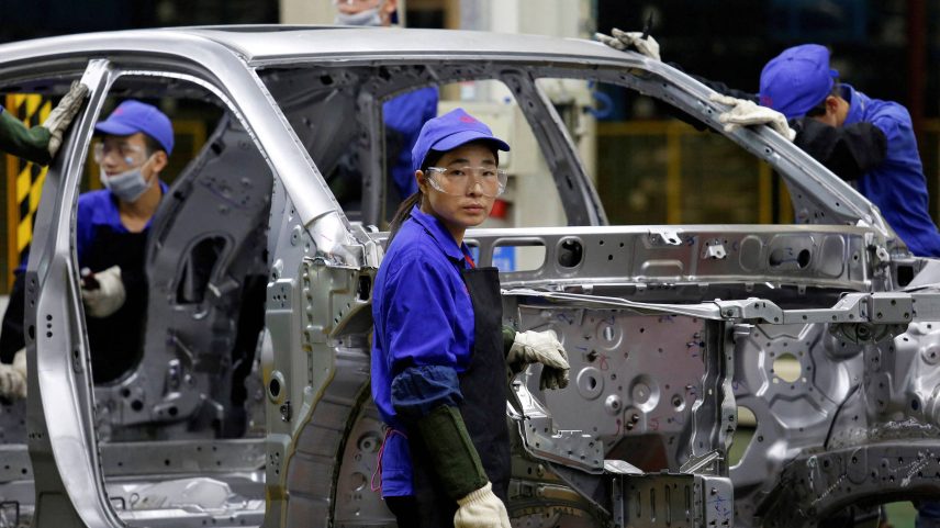 Linha de montagem da BYD em Shenzhen, na China - 25.mai.16 (Foto: Bobby Yip/Reuters)