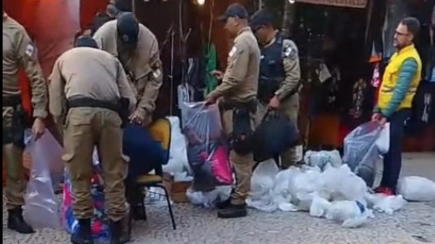 Agentes da Seop apreendem mercadorias de comerciantes durante operação ocorrida no dia 14 de julho, na Rua Coronel Gomes Machado, no Centro (Foto: Reprodução/Vídeo)