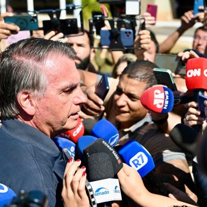 Bolsonaro afirma que não tinha conhecimento sobre pen drive e consultará Michelle