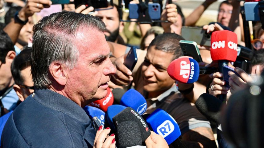 O ex-presidente Jair Bolsonaro fala depois de colocar tornozeleira eletrônica em Brasília (Foto: Evaristo Sá - 18.jul.2025/AFP)