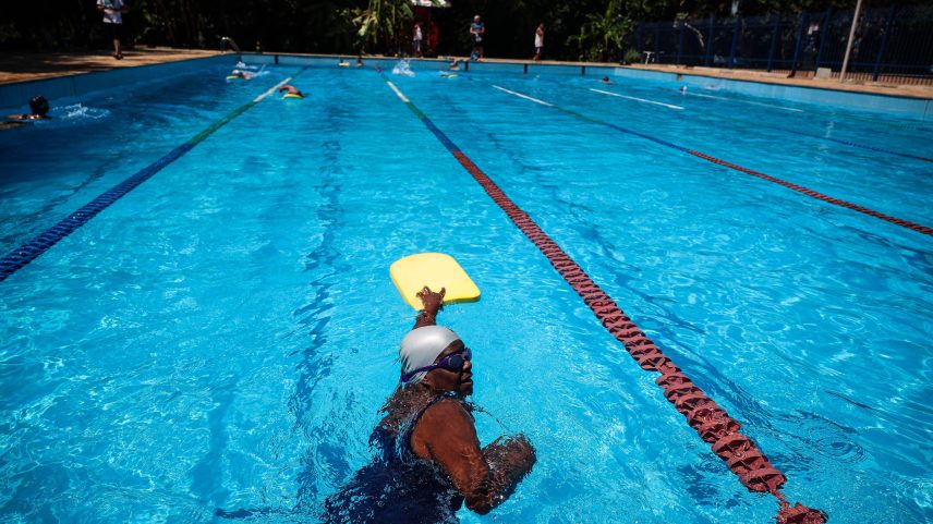 Exercícios na água são alternativa eficiente à fisioterapia tradicional e ajudam na recuperação física e mental após cirurgias (Foto: Zanone Fraissat/Folhapress)