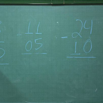 Estímulo elétrico pode melhorar desempenho em matemática, aponta estudo recente