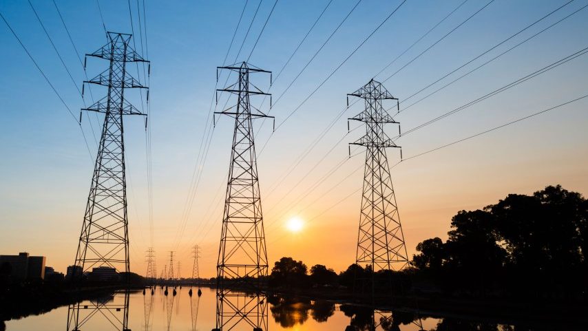 Torres de transmissão de energia e seus reflexos em um corpo d'água ao amanhecer - Yichuan Cao/Sipa USA via AP Images (Foto: Yichuan Cao/Sipa USA via AP Images)