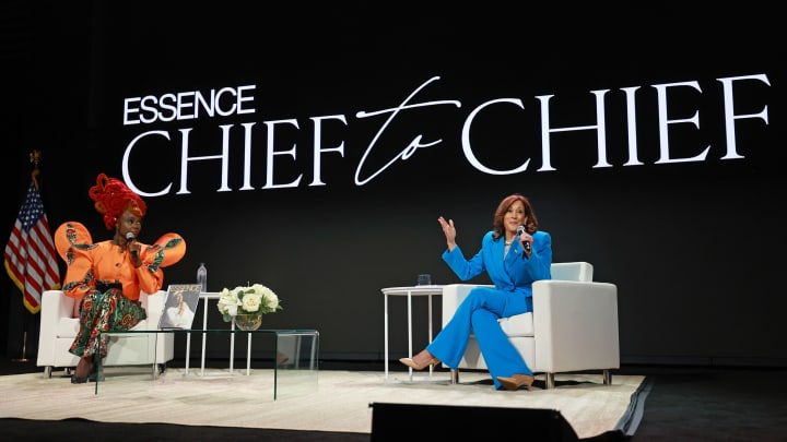 A vice-presidente dos EUA, Kamala Harris, fala no palco com a CEO da Essence, Caroline Wanga, durante o Global Black Economic Forum, durante o 30º Festival Anual da Cultura Essence, no Ernest N. Morial Convention Center, em 6 de julho de 2024, em Nova Orleans, Louisiana. (Foto: Michael Democker | Getty Images News | Getty Images)